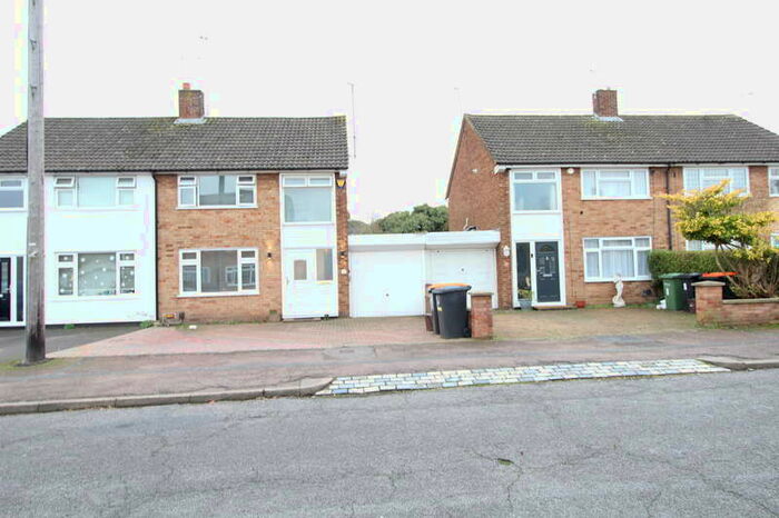 3 Bedroom Semi-Detached House To Rent In Walgrave Road - Dunstable, LU5