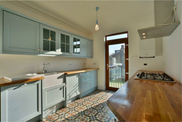 1 Bedroom Flat To Rent In Knotts Green Road, Leyton, E10