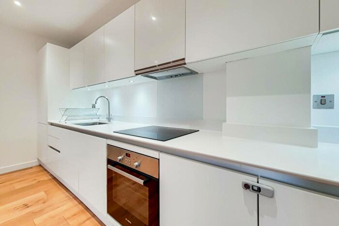 2 Bedroom Flat To Rent In Waleorde Road, Elephant And Castle, London, SE17