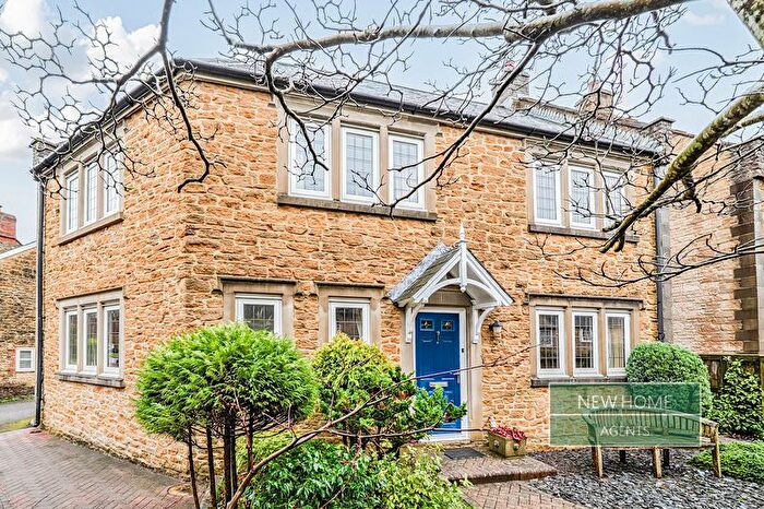 4 Bedroom Detached House For Sale In Redwood Close, Tunnel Road, Beaminster, DT8