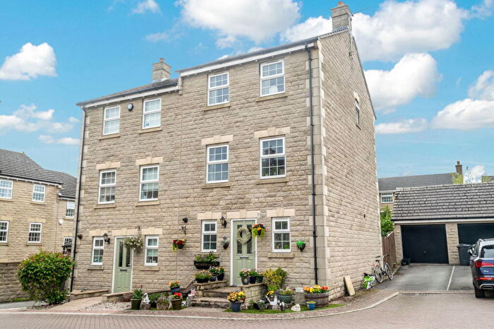 3 Bedroom Semi-Detached House For Sale In Gardeners Walk, Skelmanthorpe, HD8