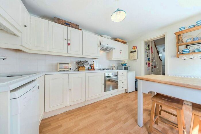 3 Bedroom Flat To Rent In Temperley Road, Balham, London, SW12