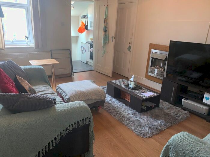 3 Bedroom Flat To Rent In King John Terrace, Heaton, Newcastle Upon Tyne NE6