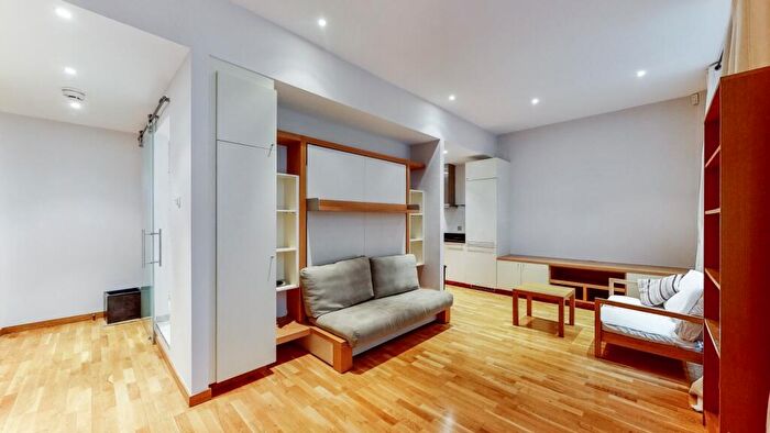 Apartment To Rent In Hosier Lane, EC1A