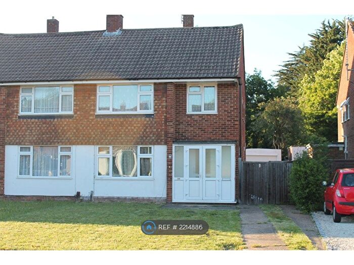 3 Bedroom Semi-Detached House To Rent In Silverdale Road, Reading, RG6