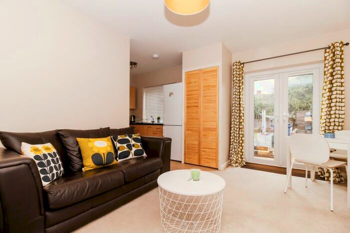 Apartment To Rent In Park Avenue, Kidlington, OX5