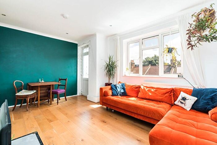 3 Bedroom Flat For Sale In Bonsor Street, London, SE5