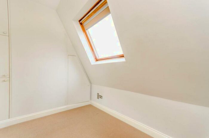 1 Bedroom Flat To Rent In Colston Road, East Sheen, London, SW14
