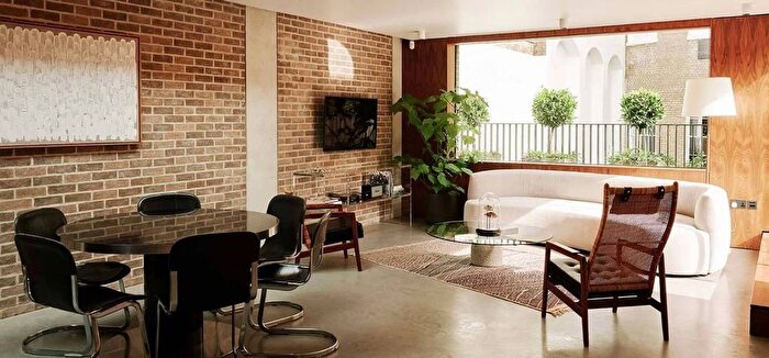 3 Bedroom Flat To Rent In Weymouth Mews, Marylebone, London, W1G