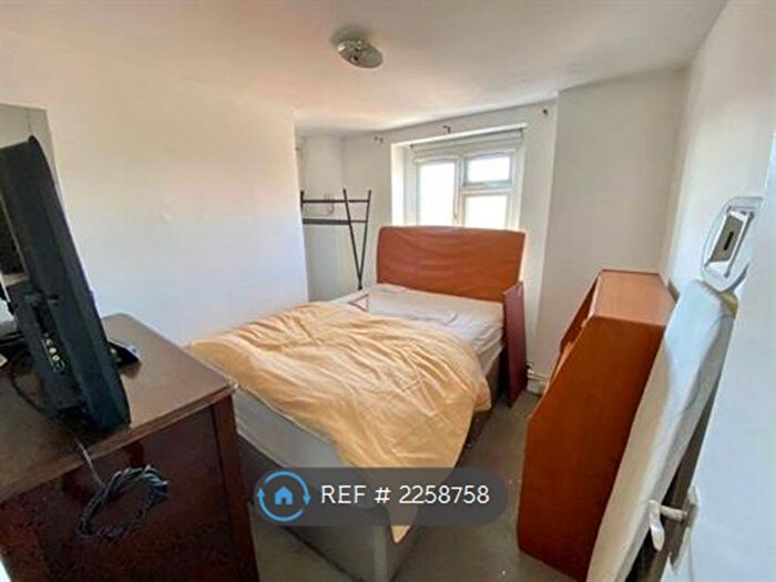 2 Bedroom Flat To Rent In New Cross Road, London, SE14