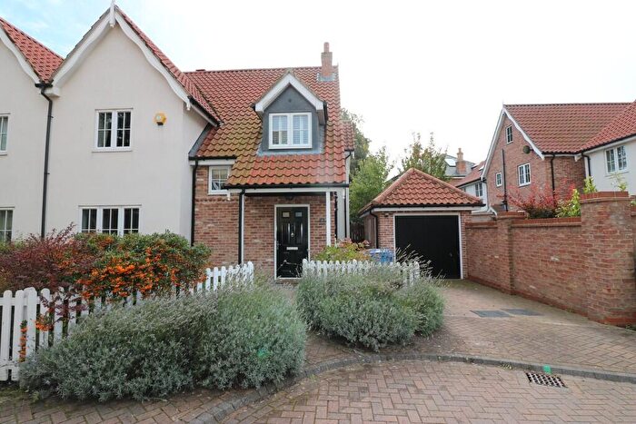 4 Bedroom Semi Detached House To Rent In St. Marys Walk, HU14
