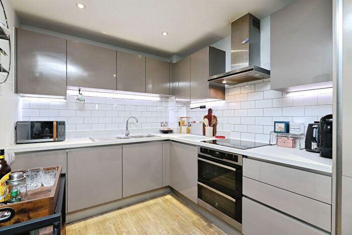 2 Bedroom Flat For Sale In Vale Road, Bushey, WD23