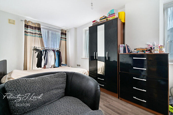 2 Bedroom Apartment For Sale In Coldharbour Lane, London, SE5