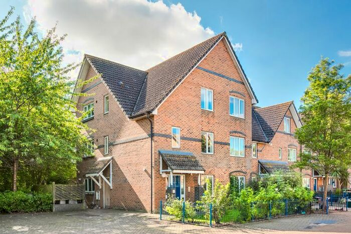 2 Bedroom Flat To Rent In Jean Batten Close, Wallington SM6