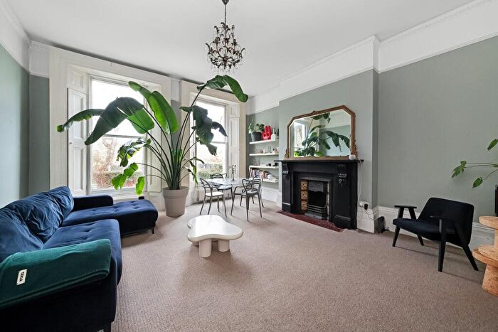 2 Bedroom Apartment For Sale In Thicket Road, London, SE20