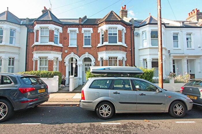 2 Bedroom Flat To Rent In Kyrle Road, Battersea, London, SW11