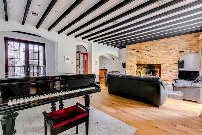 3 Bedroom Flat To Rent In Queens Gate Gardens, London, SW7