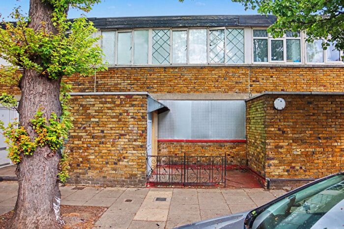 3 Bedroom Terraced House For Sale In Ebbisham Drive, London, SW8