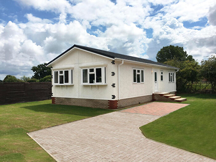 2 Bedroom Park Home For Sale In Stratford-upon-Avon, Warwickshire, CV37