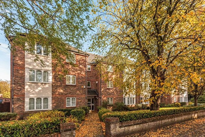 2 Bedroom Flat For Sale In High Road, Whetstone, London, N20
