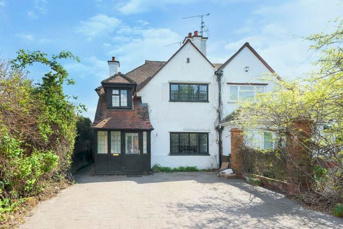 3 Bedroom Semi-Detached House To Rent In Tilehurst Road, Reading, RG1