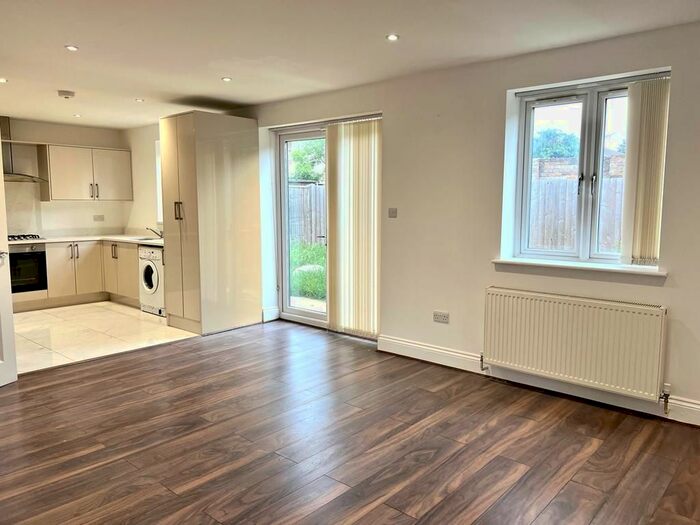 5 Bedroom Semi-Detached House To Rent In Kavsan Place, Hounslow, United Kingdom, TW5