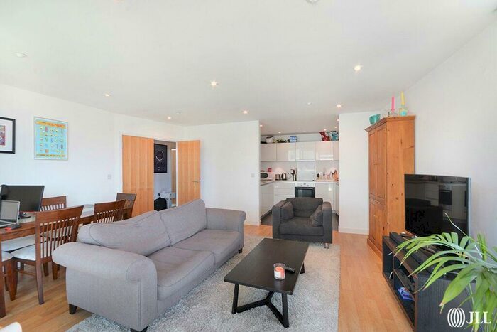 3 Bedroom Apartment To Rent In Residence Tower, London, N4