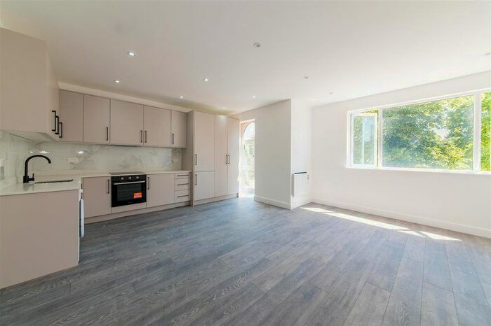 2 Bedroom Flat To Rent In Woodside Avenue, London, N12