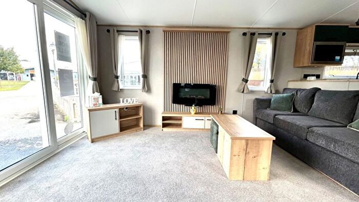 2 Bedroom Mobile/park Home For Sale In Southfield Lane, Tunstall, Hull, HU12