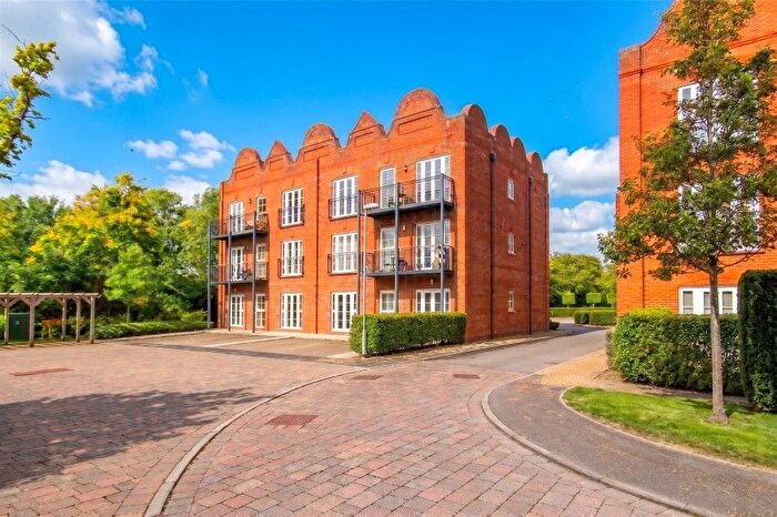 2 Bedroom Flat To Rent In Woking, Surrey, GU22