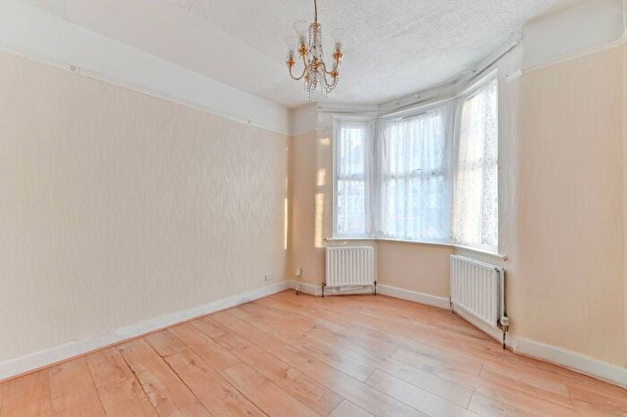 2 Bedroom End Of Terrace House To Rent In Lakehall Road, Thornton Heath, CR7