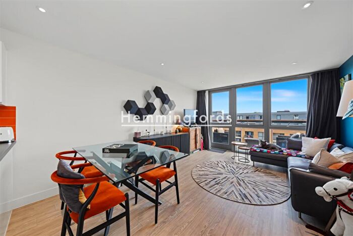 2 Bedroom Penthouse For Sale In Packington Square, Angel, N1