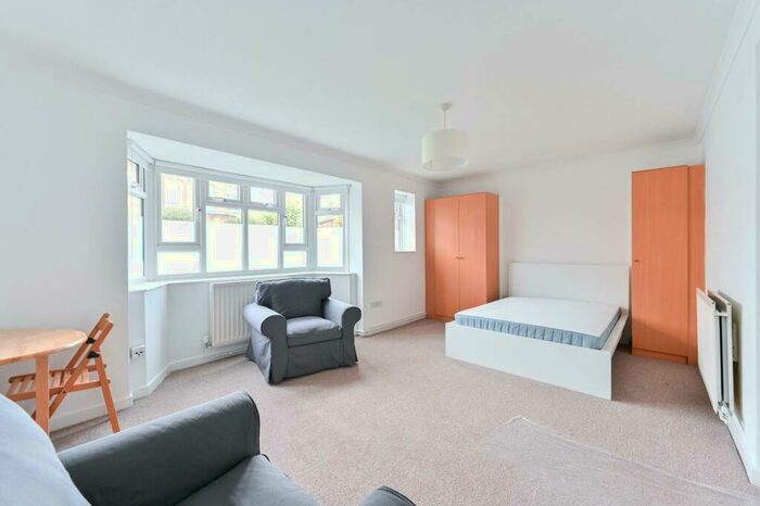 Studio To Rent In Brynmaer Road, Battersea Park, London, SW11