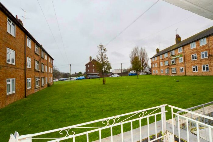 Flat To Rent In Etchingham Road, Eastbourne, BN23