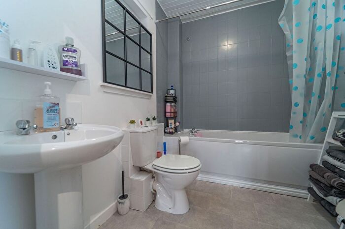 2 Bedroom Flat For Sale In Redhouse Court, Blackburn, EH47