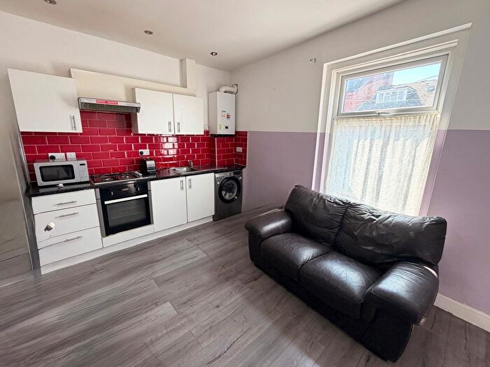 3 Bedroom Flat To Rent In Lascelles Road East, Leeds, West Yorkshire, LS8