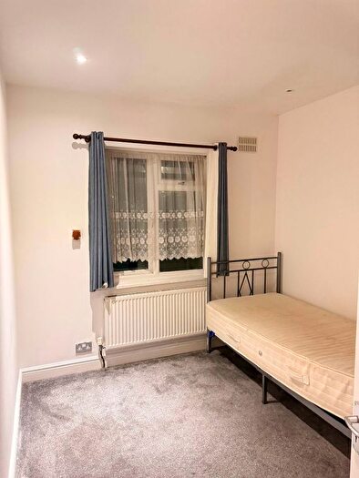 3 Bedroom Flat To Rent In Flat-, Garratt Road, Edgware, HA8