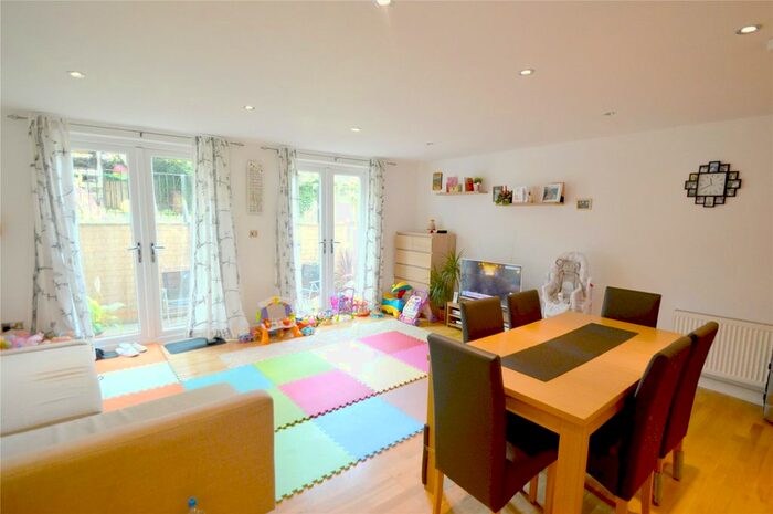 2 Bedroom Flat To Rent In Outram Road, Addiscombe, Croydon, CR0