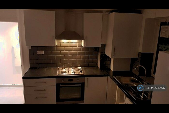 3 Bedroom Flat To Rent In Thorogood Gardens, London, E15