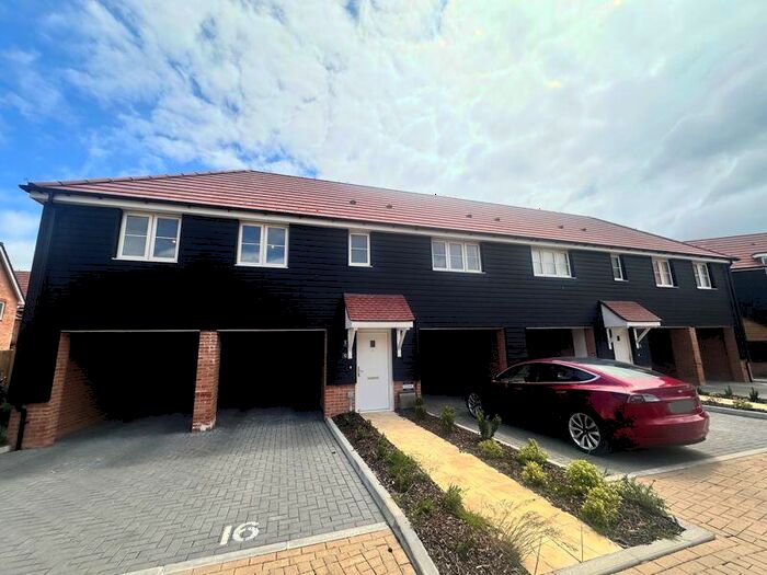 2 Bedroom Coach House To Rent In Hermitage Lane, Fontwell, BN18