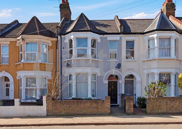 2 Bedroom Flat For Sale In Fairbourne Road, London, N17