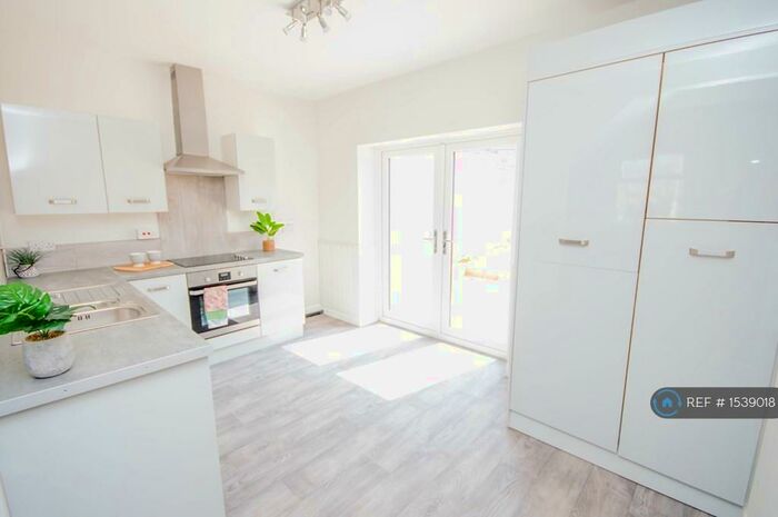 3 Bedroom End Of Terrace House To Rent In Avenue Parade, Accrington, BB5