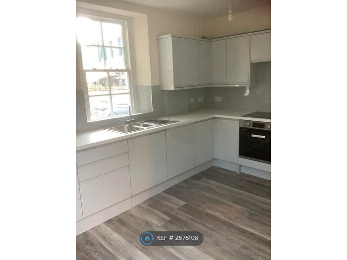 2 Bedroom Flat To Rent In Street House, Bromley, BR2