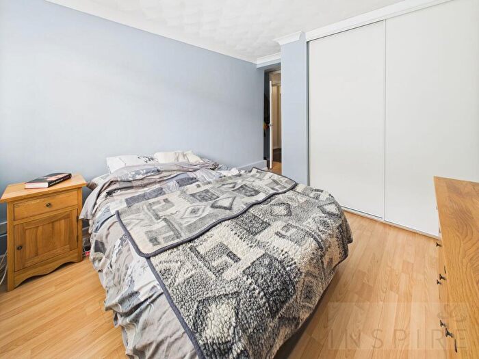 2 Bedroom Flat For Sale In Chiddingly Close, Crawley, RH10