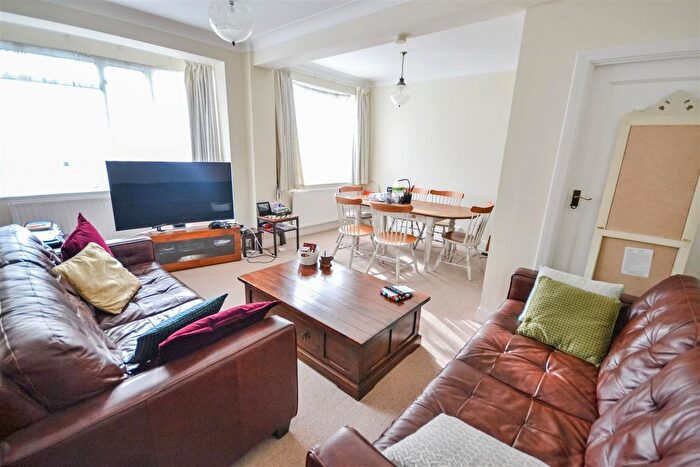 2 Bedroom Flat To Rent In Edge Hill, London, SW19