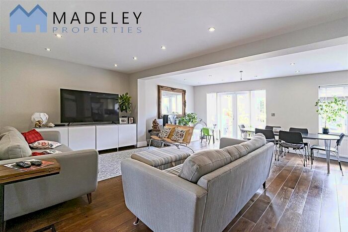 4 Bedroom Semi-Detached House To Rent In Pinewood Close, Pinner HA5