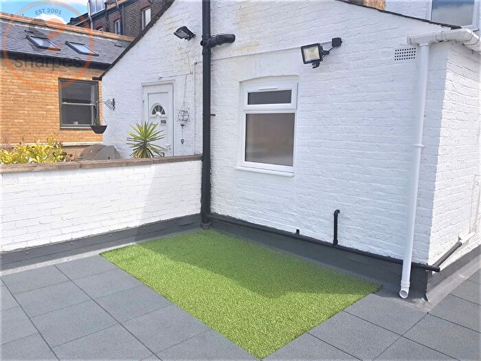 2 Bedroom Flat To Rent In The Broadway, London, SW19