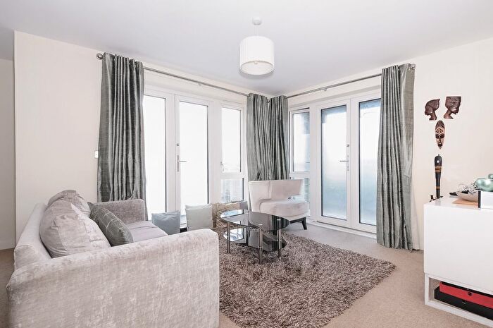 3 Bedroom Flat To Rent In Seven Sisters Road, Stroud Green, London, N4