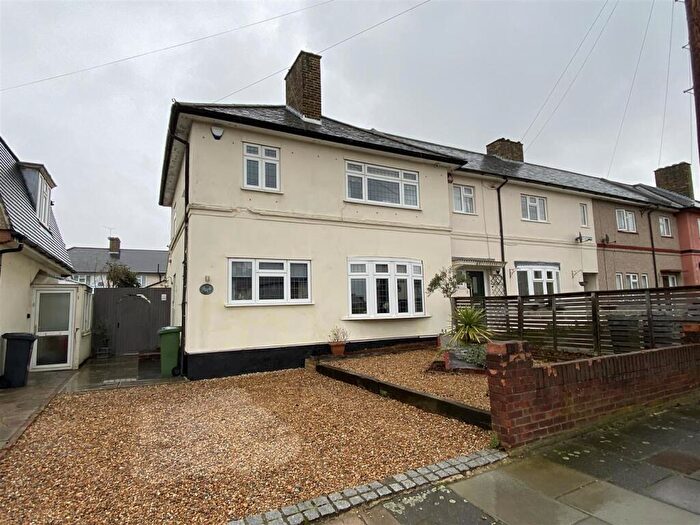 3 Bedroom End Of Terrace House For Sale In Chadway, Dagenham, RM8