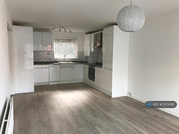 2 Bedroom Flat To Rent In Fairline Court, Beckenham, BR3